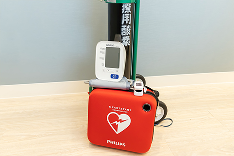 酸素ボンベ、AED、血圧計、パルスオキシメーター
